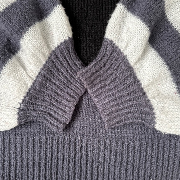 Doe and Rae 100% Polyester Puffy Long Sleeves Crop Sweater Size Medium - Picture 11 of 12